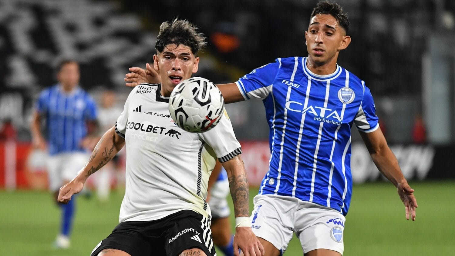 Colo-Colo logra un ajustado empate ante Godoy Cruz y avanza de ronda en la Copa Libertadores