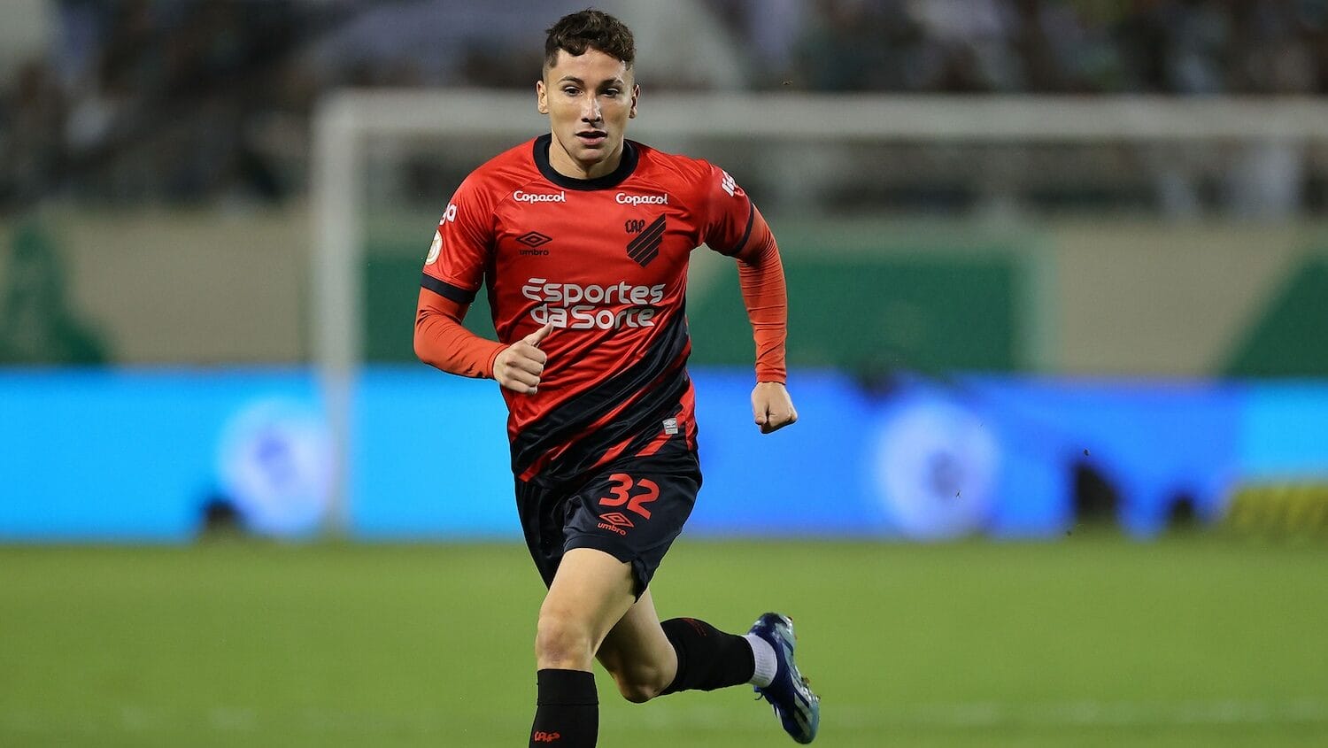 El gran calvario de Luciano Arriagada en Brasil: el oriundo de Lota es borrado del Athletico Paranaense