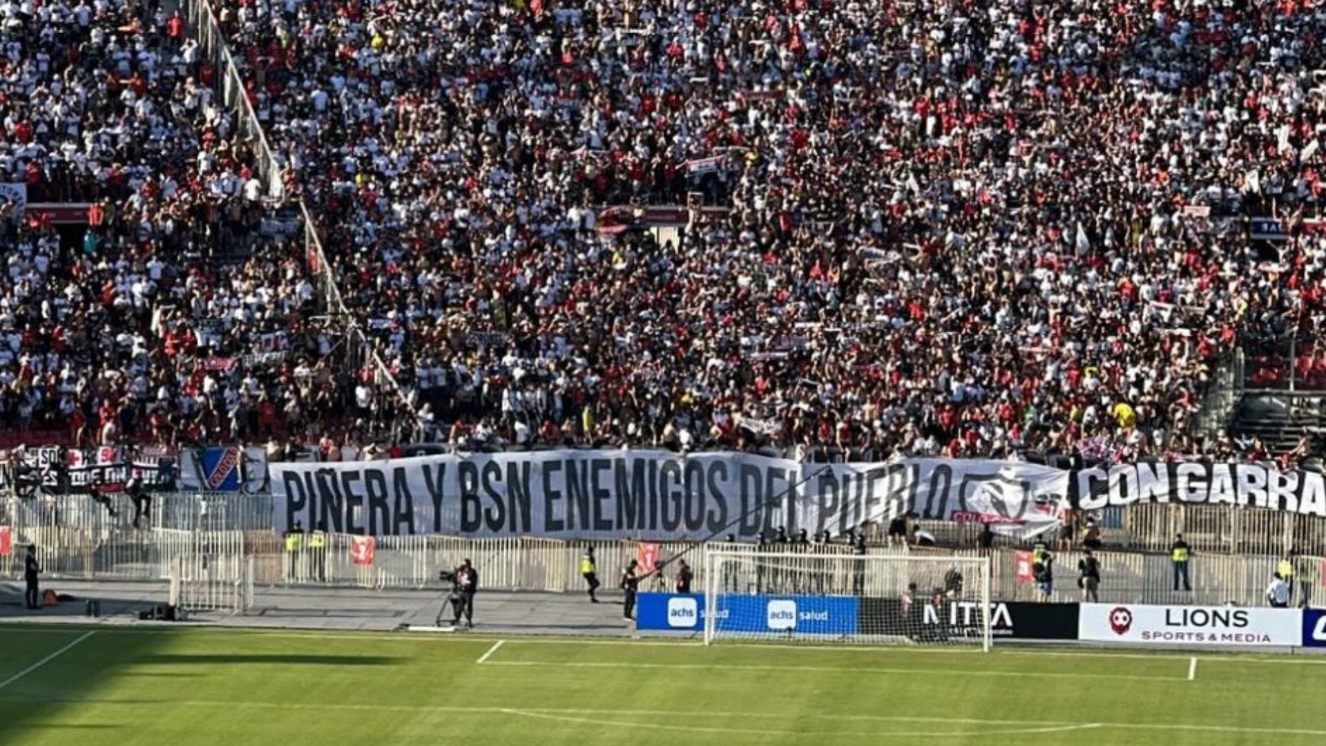 VIDEO: Barristas de Colo-Colo no respetan minuto de silencio en honor a Sebastián Piñera