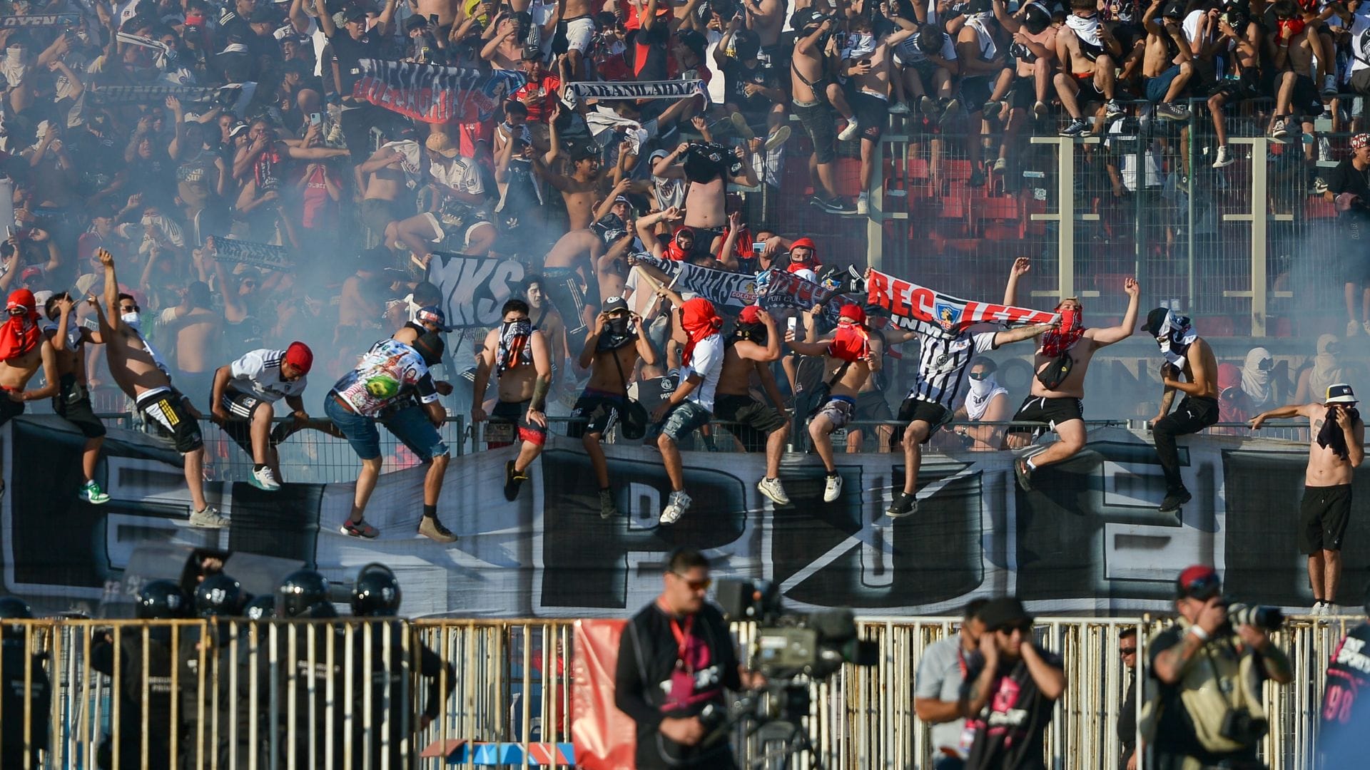 Por incidentes entre Carabineros e hinchas de Colo-Colo: La Supercopa es retrasada en el entretiempo