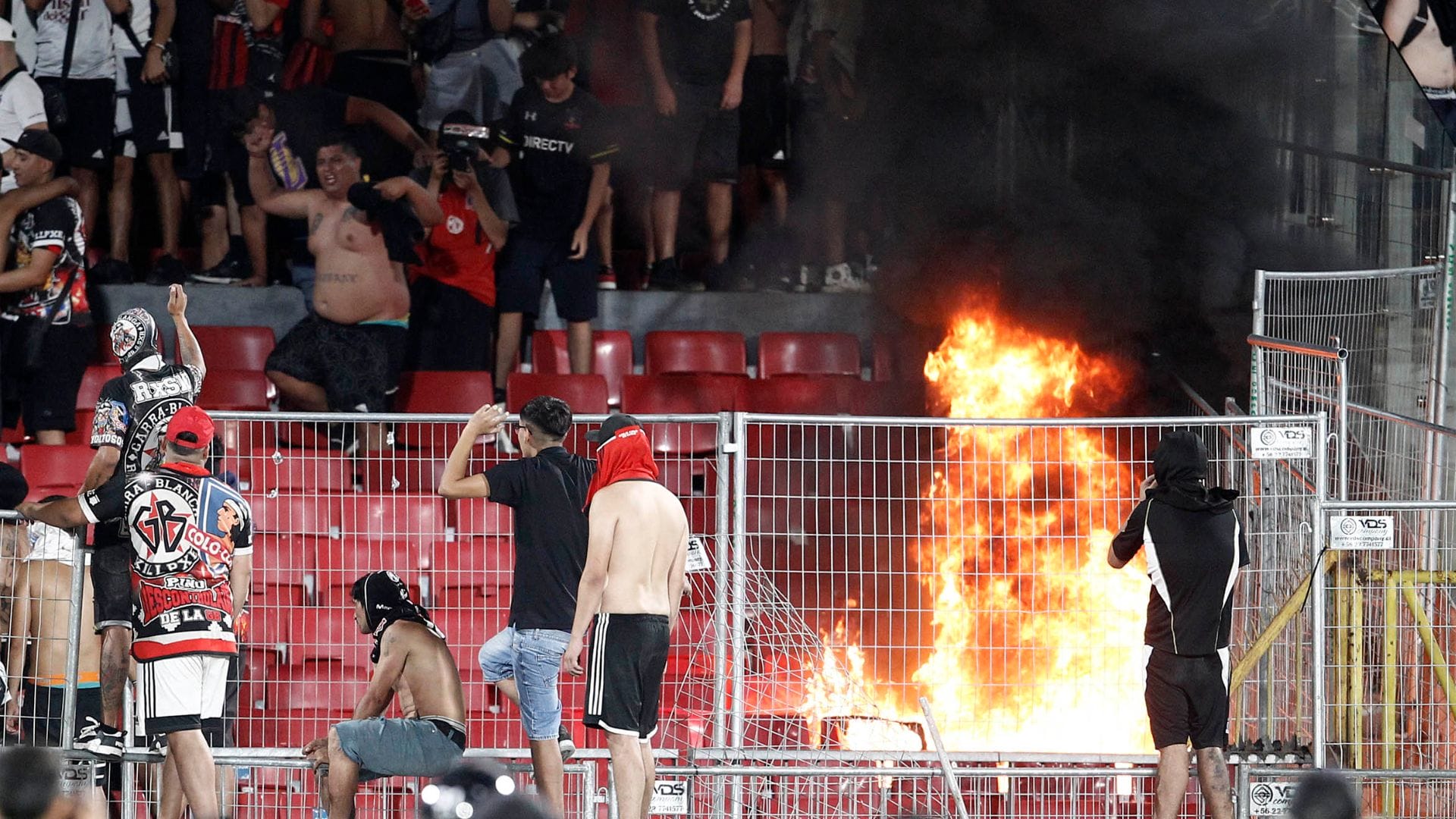 VIDEO: Con parte del Estadio Nacional incendiada se suspendió la Supercopa tras incidentes
