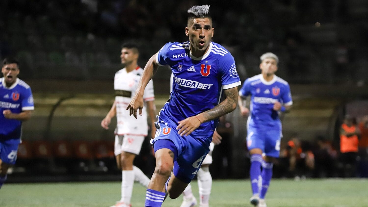 Leandro Fernández ya vive el Superclásico del fútbol chileno con Universidad de Chile: “Lindo partido”