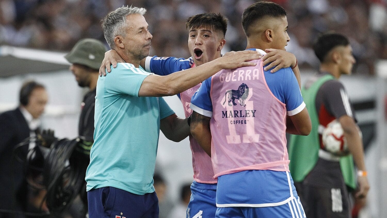 Gustavo Álvarez extiende su historia en el fútbol chileno: ahora ganó con Universidad de Chile el Superclásico