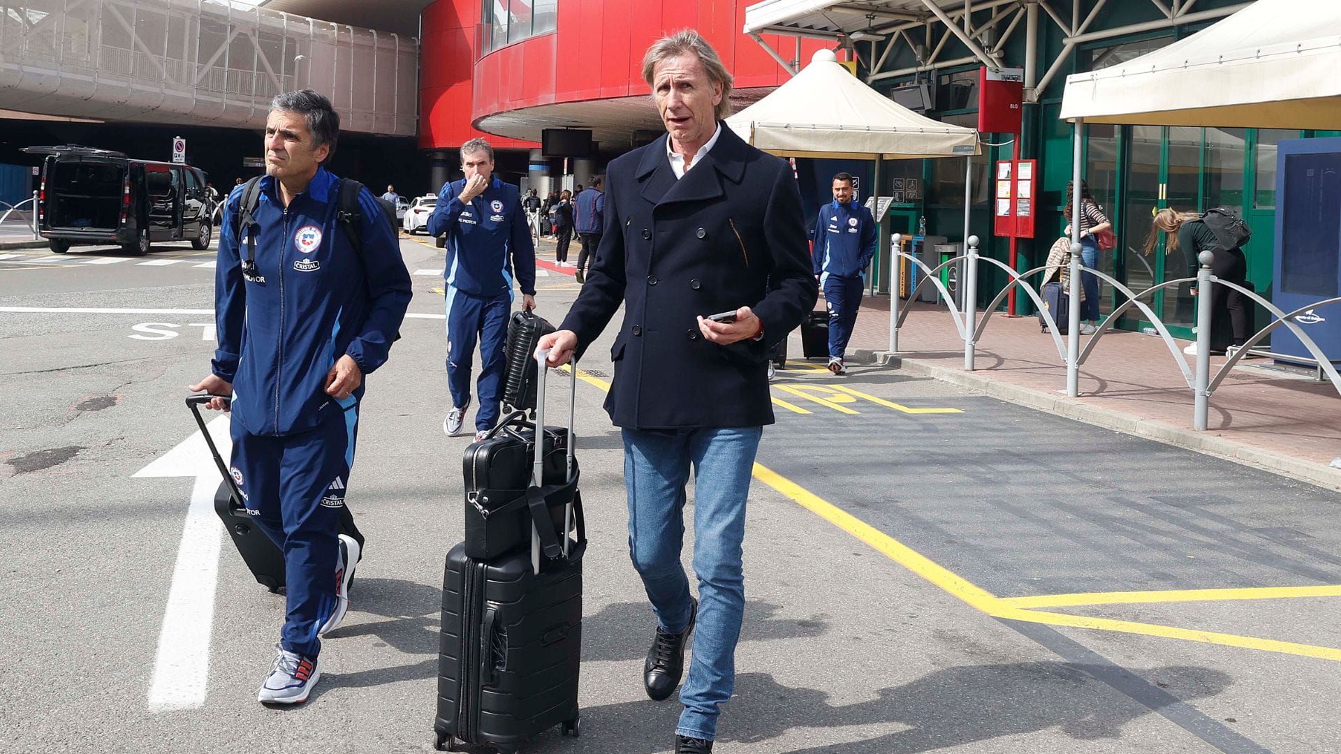 Dos posibles bajas ya tienen a Ricardo Gareca pensando en opciones para su debut con La Roja