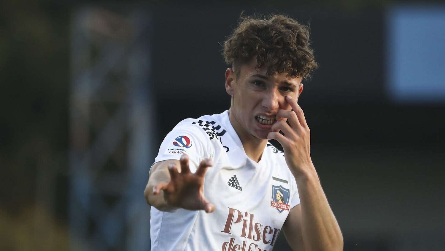 Aníbal Mosa lanza un dardo directo al lotino Luciano Arriagada por salir antes de tiempo de Colo-Colo