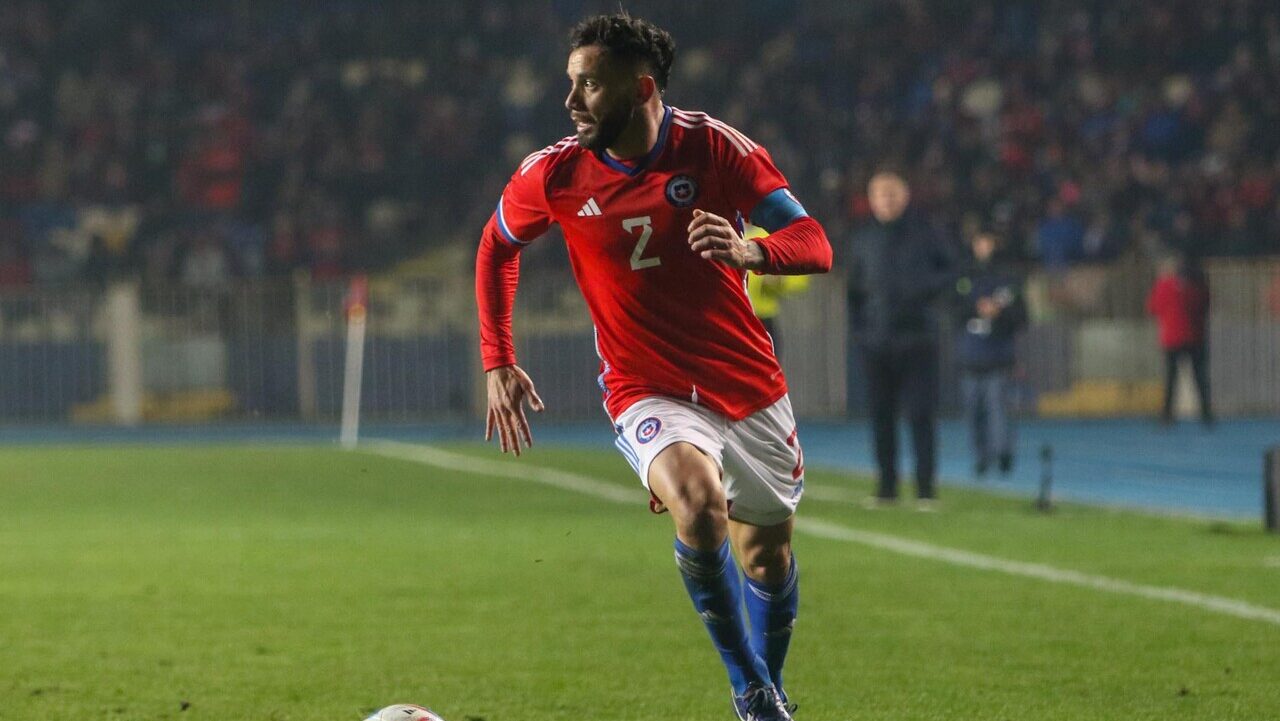 Eugenio Mena no se da por vencido y quiere convencer a Ricardo Gareca para ir a la Copa América con La Roja