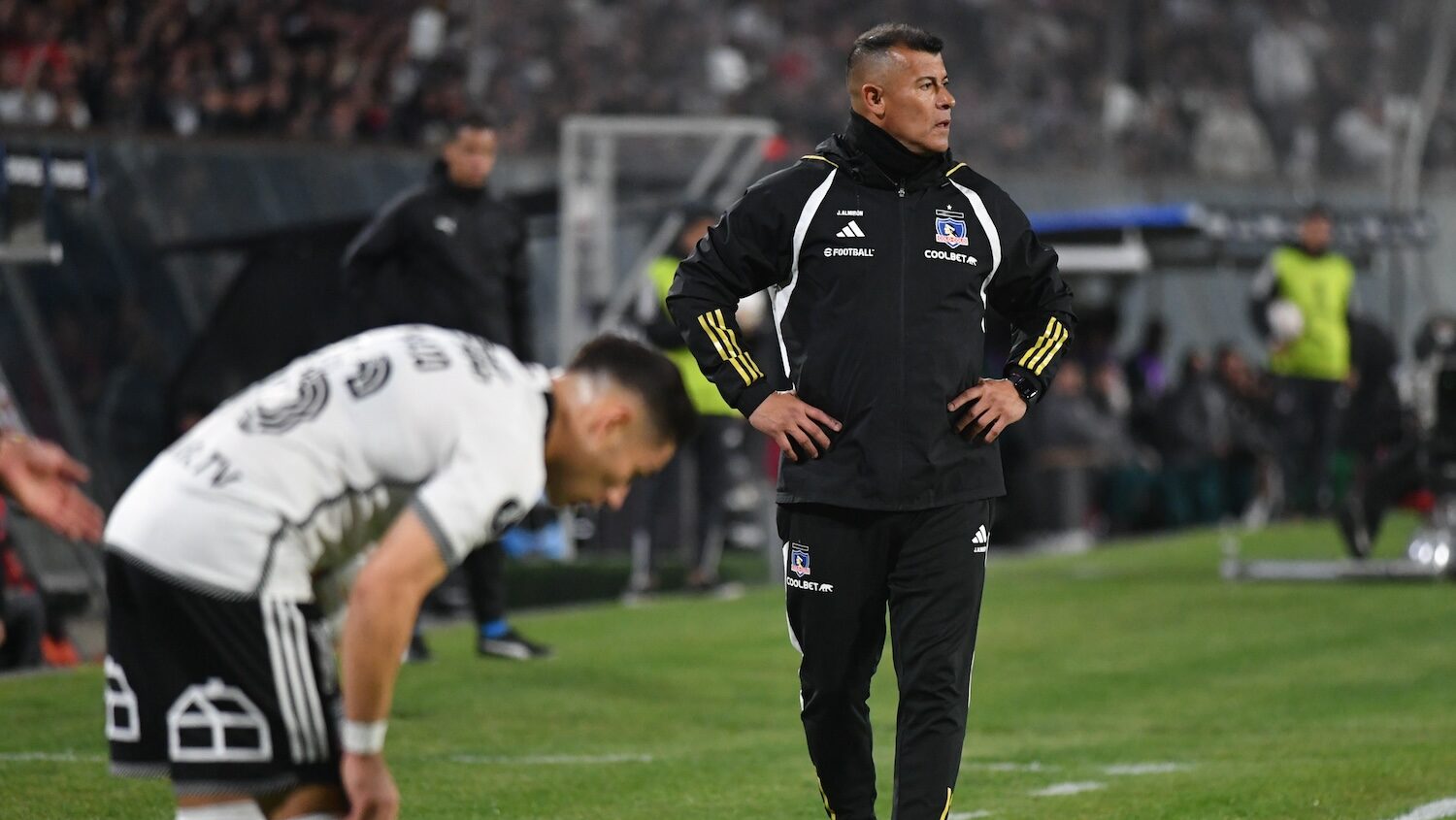 Jorge Almirón define con la almohada la oncena de Colo-Colo tras el caos vivido en Perú a horas de la Libertadores