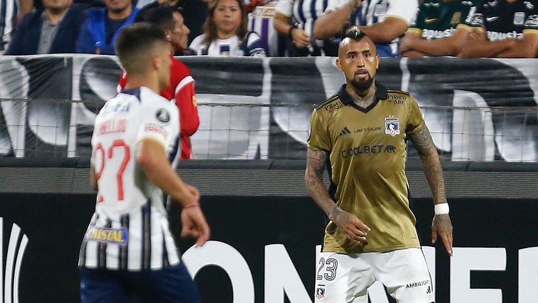 El cabezazo de Arturo Vidal le da oxígeno a Colo-Colo que aún sigue soñando con seguir en la Copa Libertadores