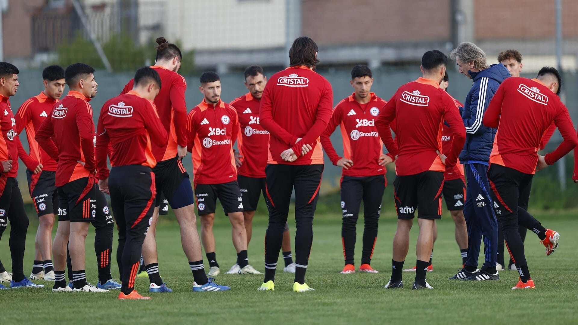 ¡Qué vergüenza! La Roja improvisa indumentaria para preparar amistoso antes de la Copa América