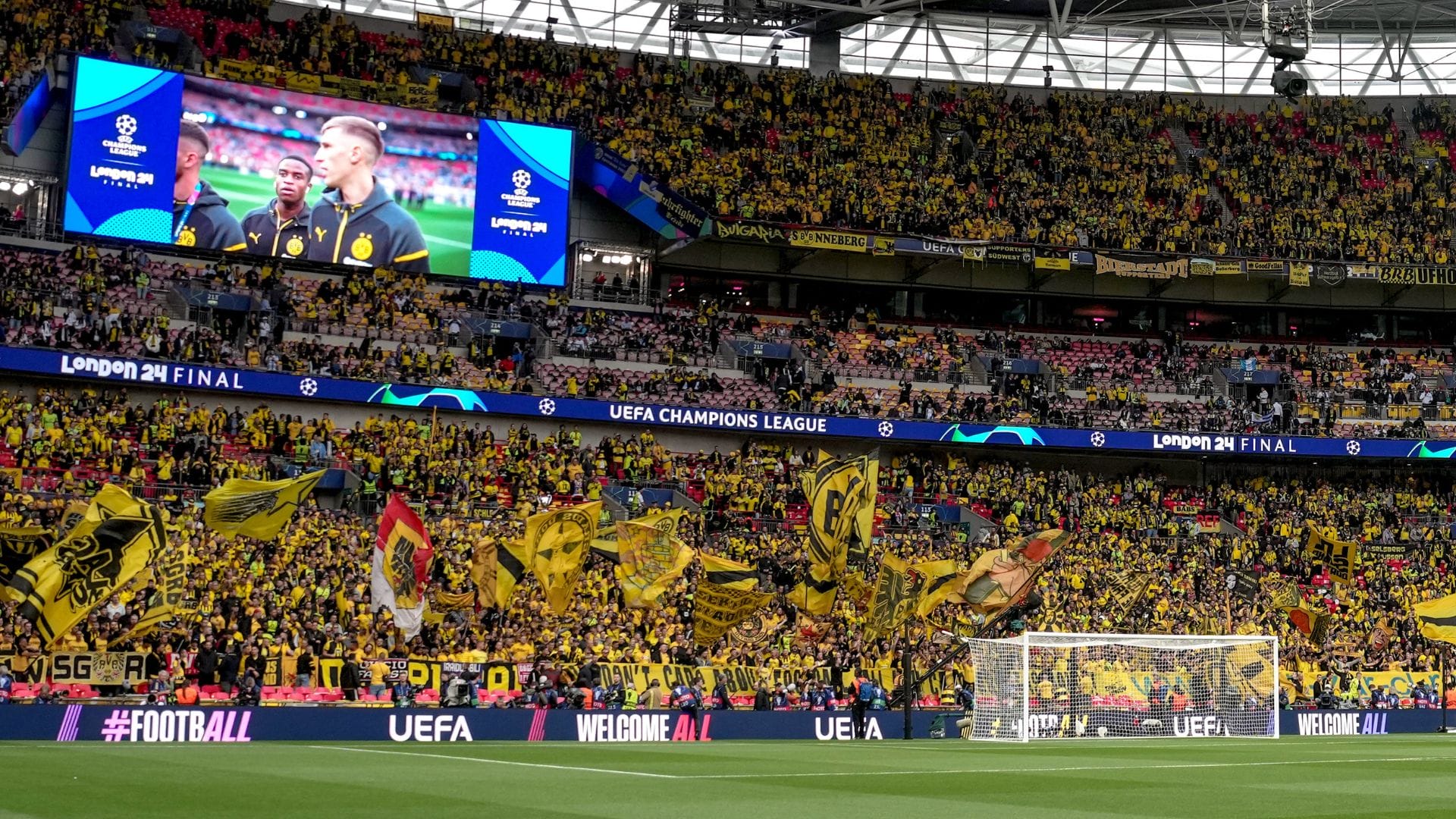Al estilo sudamericano: Hinchas del Borussia Dortmund se robaron la película en su llegada a Wembley