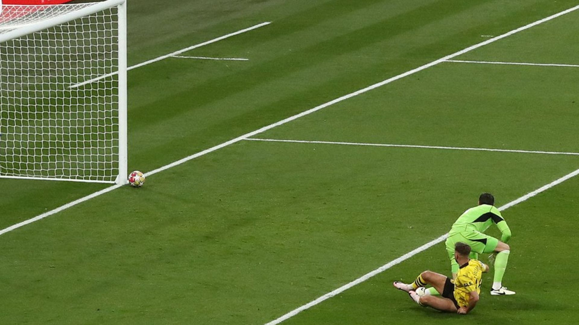 VIDEO: Así fue el tiro en el palo que pudo ser la apertura de la cuenta para Dortmund en la final de la Champions
