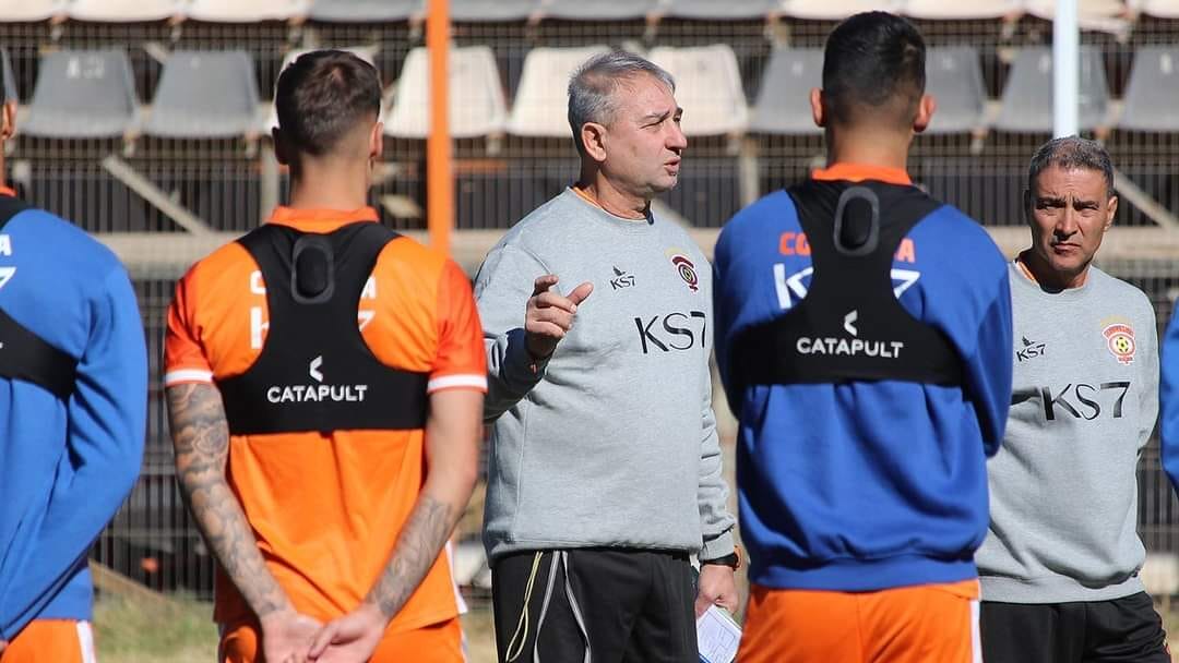 “Estamos golpeados”: La ardua tarea que tiene Dalcio Giovagnoli para levantar a un crítico Cobreloa