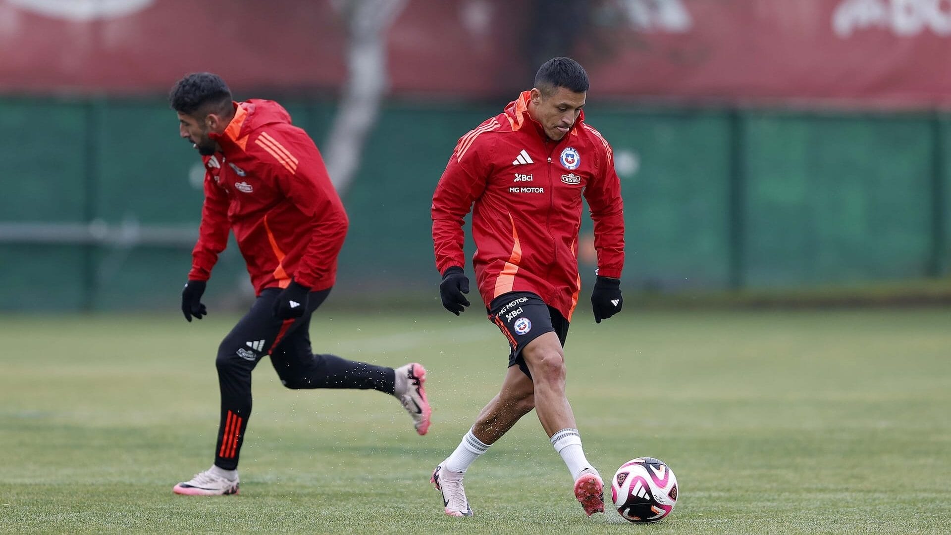 Alexis Sánchez y Mauricio Isla siguen trabajando en La Roja pensando en su futuro en el mercado de pases