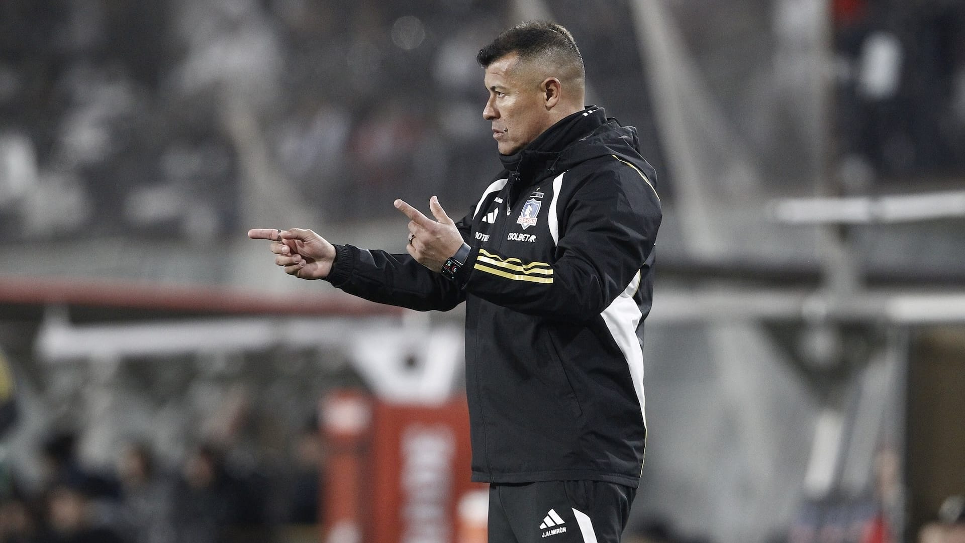 “Es una buena alternativa”: Jorge Almirón revela que Colo Colo ya tiene a su segundo refuerzo en el fútbol chileno