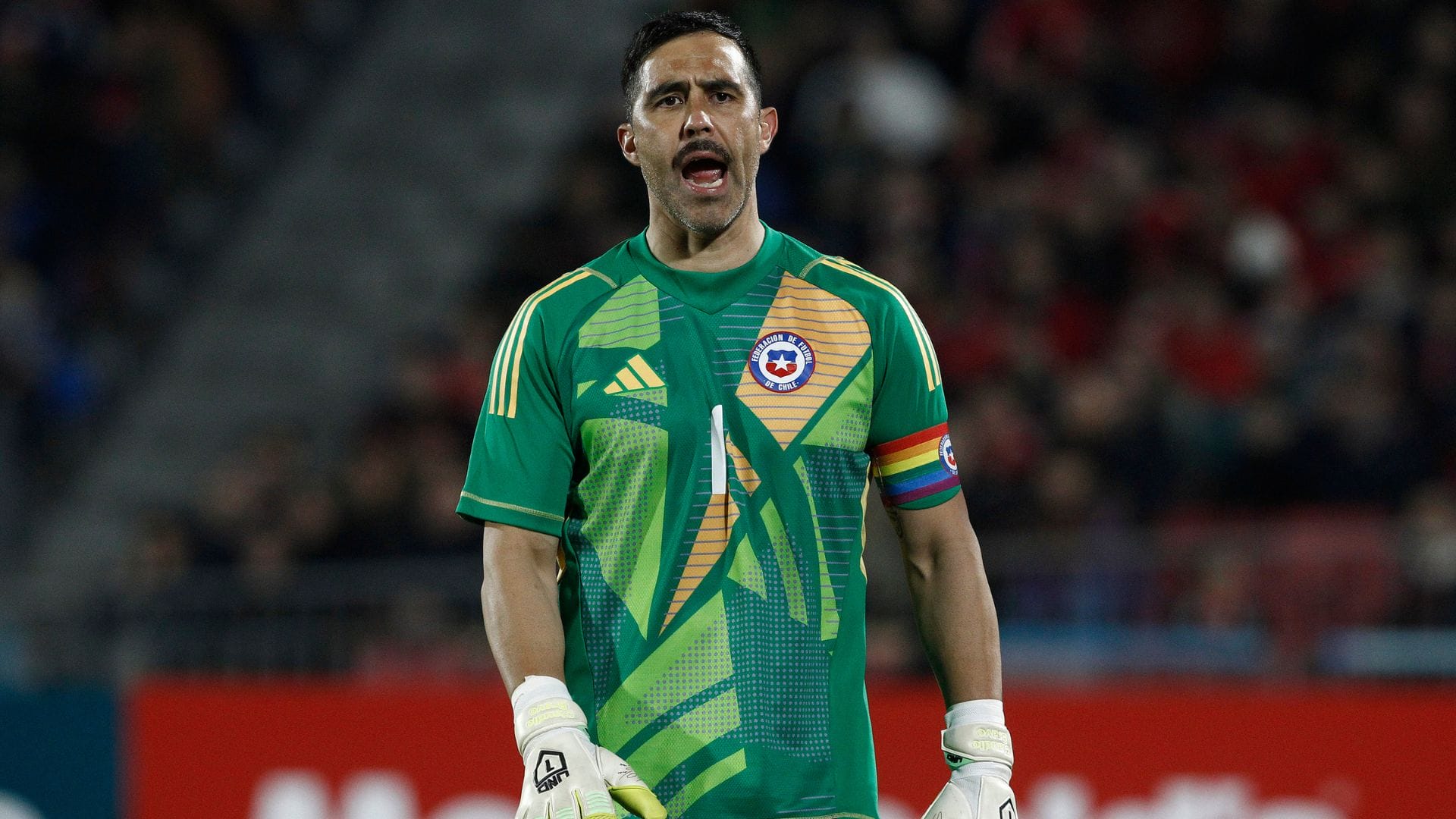 ¡Insólito! Conmebol intentó amonestar a Claudio Bravo a horas de su retiro de La Roja y el fútbol profesional
