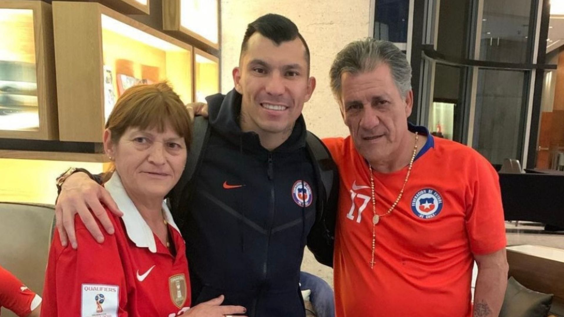 Pesar en el fútbol chileno: Gary Medel sufre el fallecimiento de su madre
