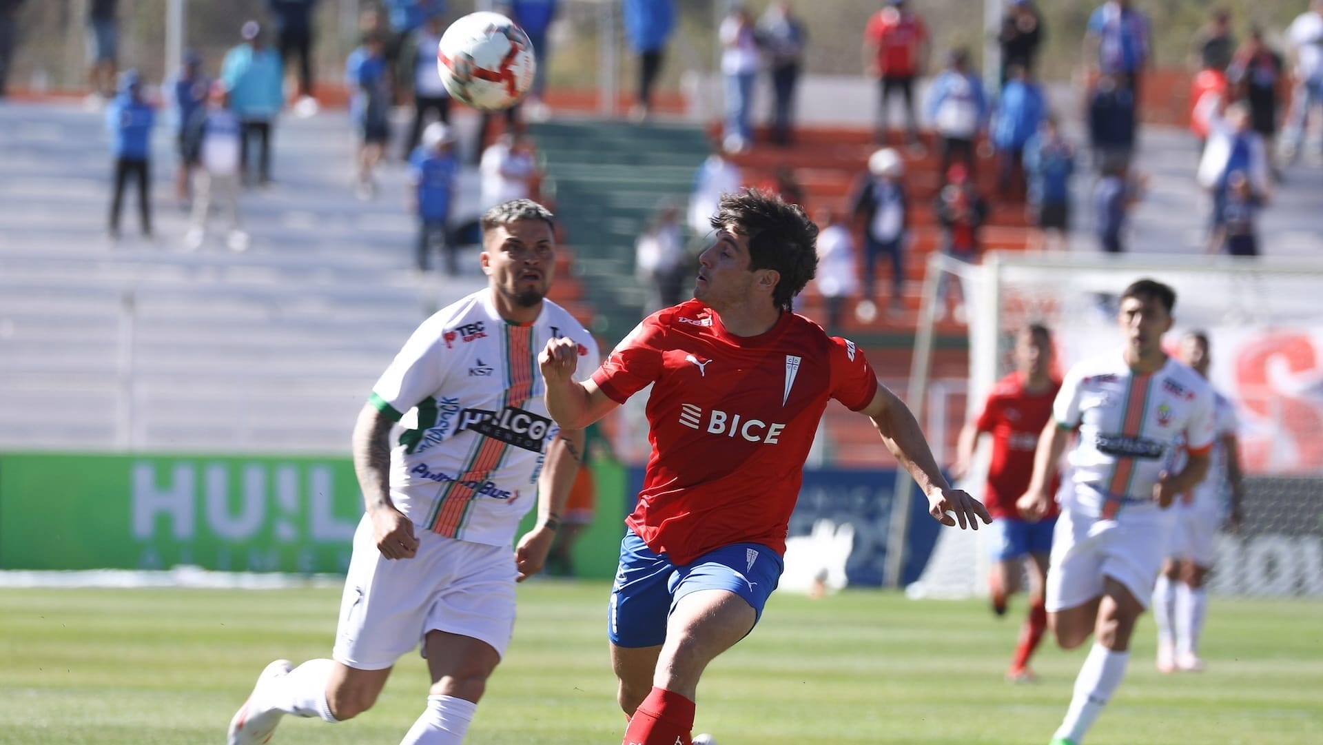 Universidad Católica tropieza en la lucha por el título del fútbol chileno ante un sorprendente Cobresal