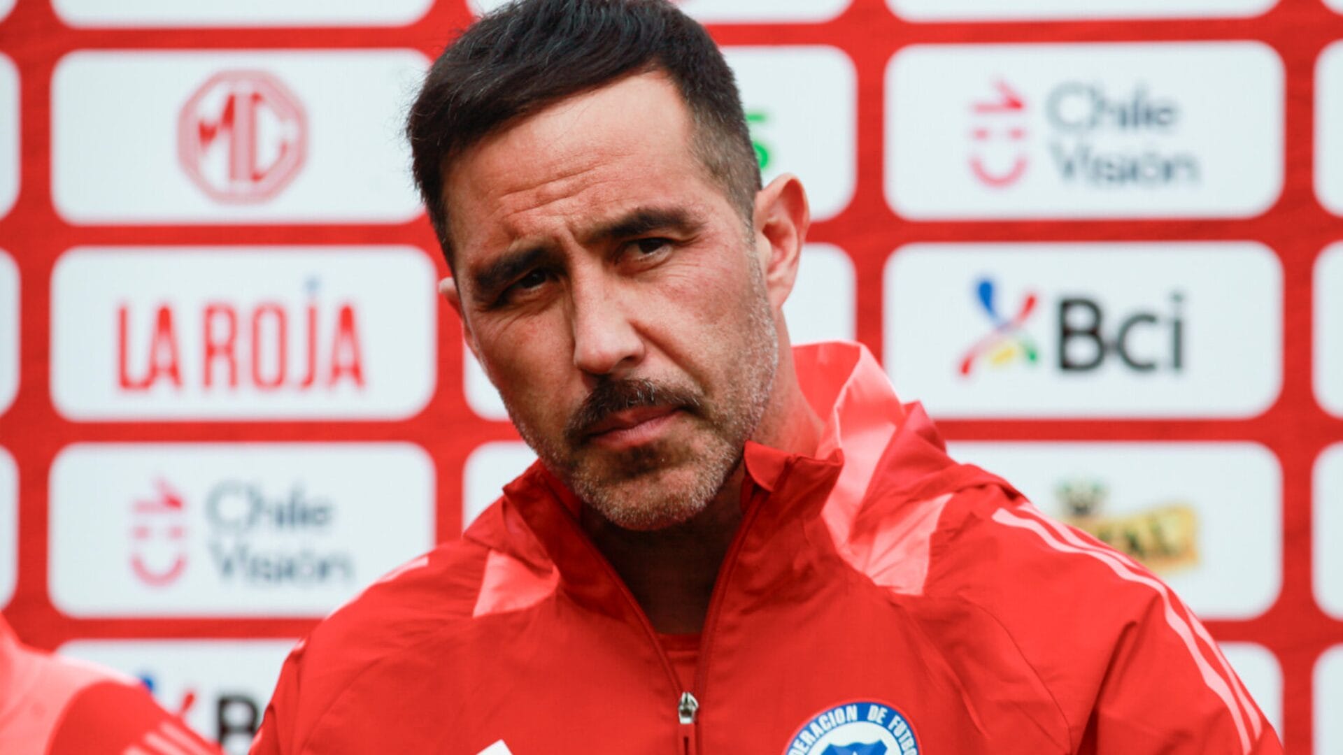 El insólito motivo por el que Claudio Bravo no tendrá su homenaje ante Bolivia tras su retiro
