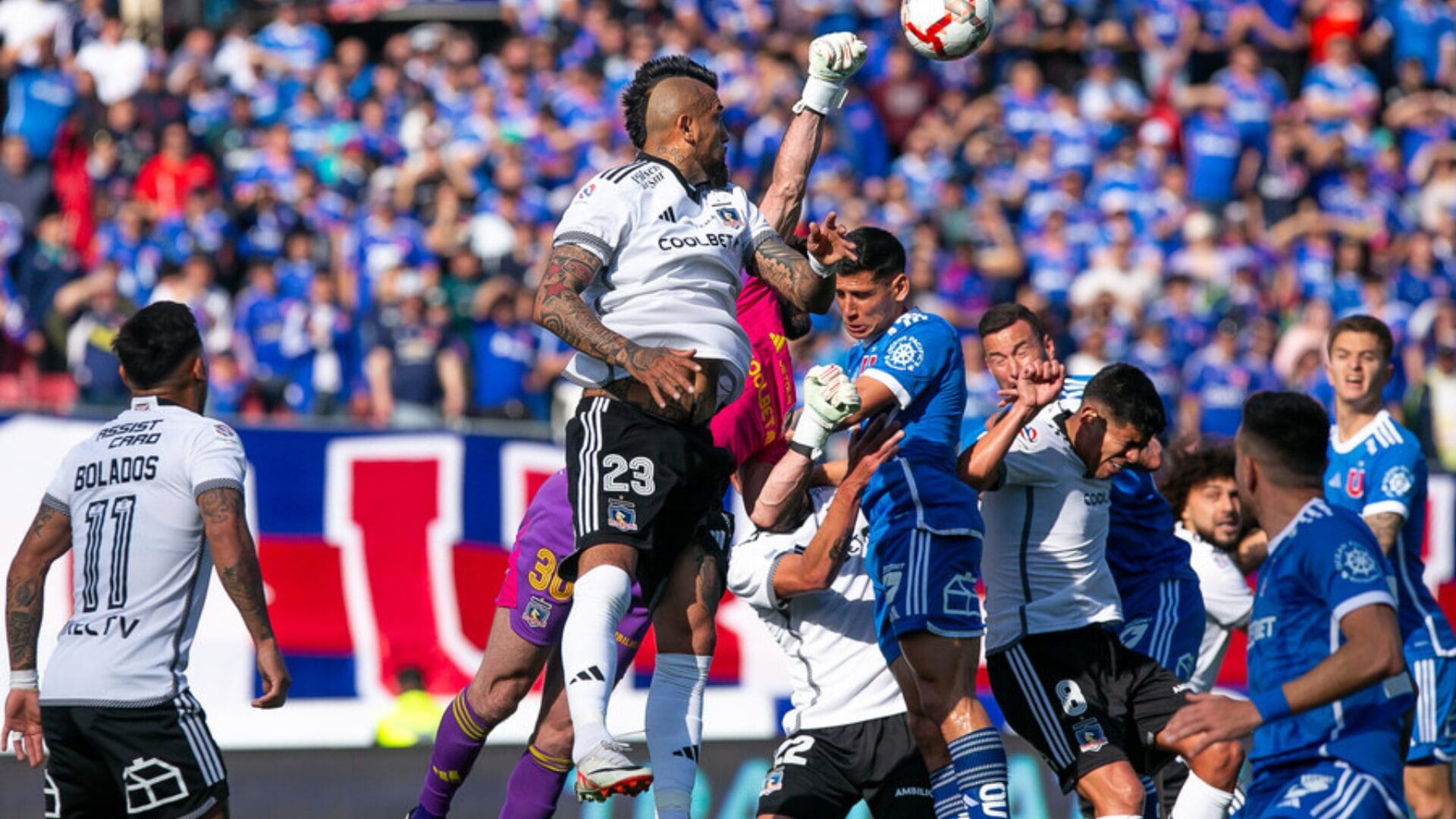Colo Colo le gana el clásico en secretaría a la U y mantiene viva la ilusión de conseguir la estrella 34