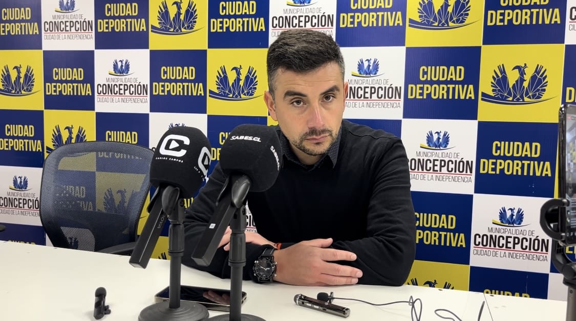 Es chileno, dirigió en Segunda y saltó sin escalas a la Copa Sudamericana
