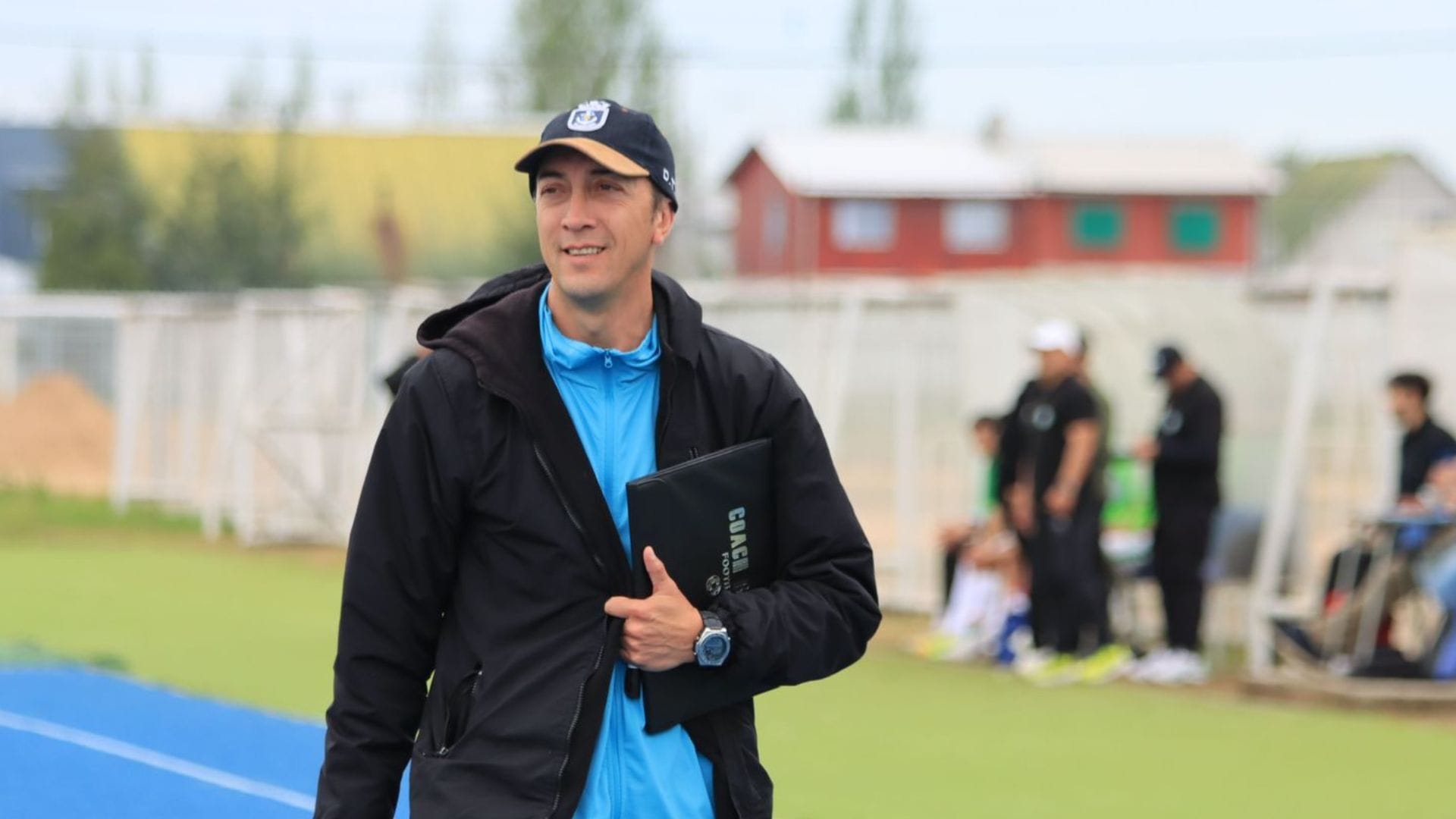 Alejandro Pérez no aguantó la emoción tras el ascenso de Naval a Tercera A: “Esto es mérito al trabajo”
