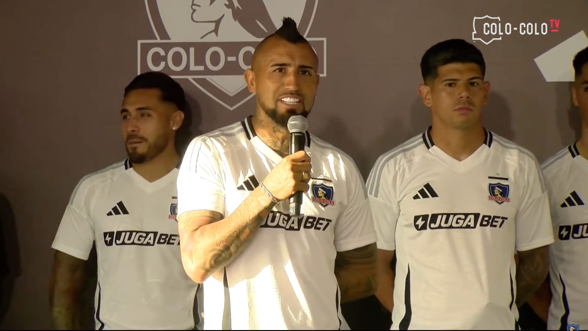 “Vamos a…”: La osada promesa de Arturo Vidal con la nueva camiseta de Colo Colo para el Centenario