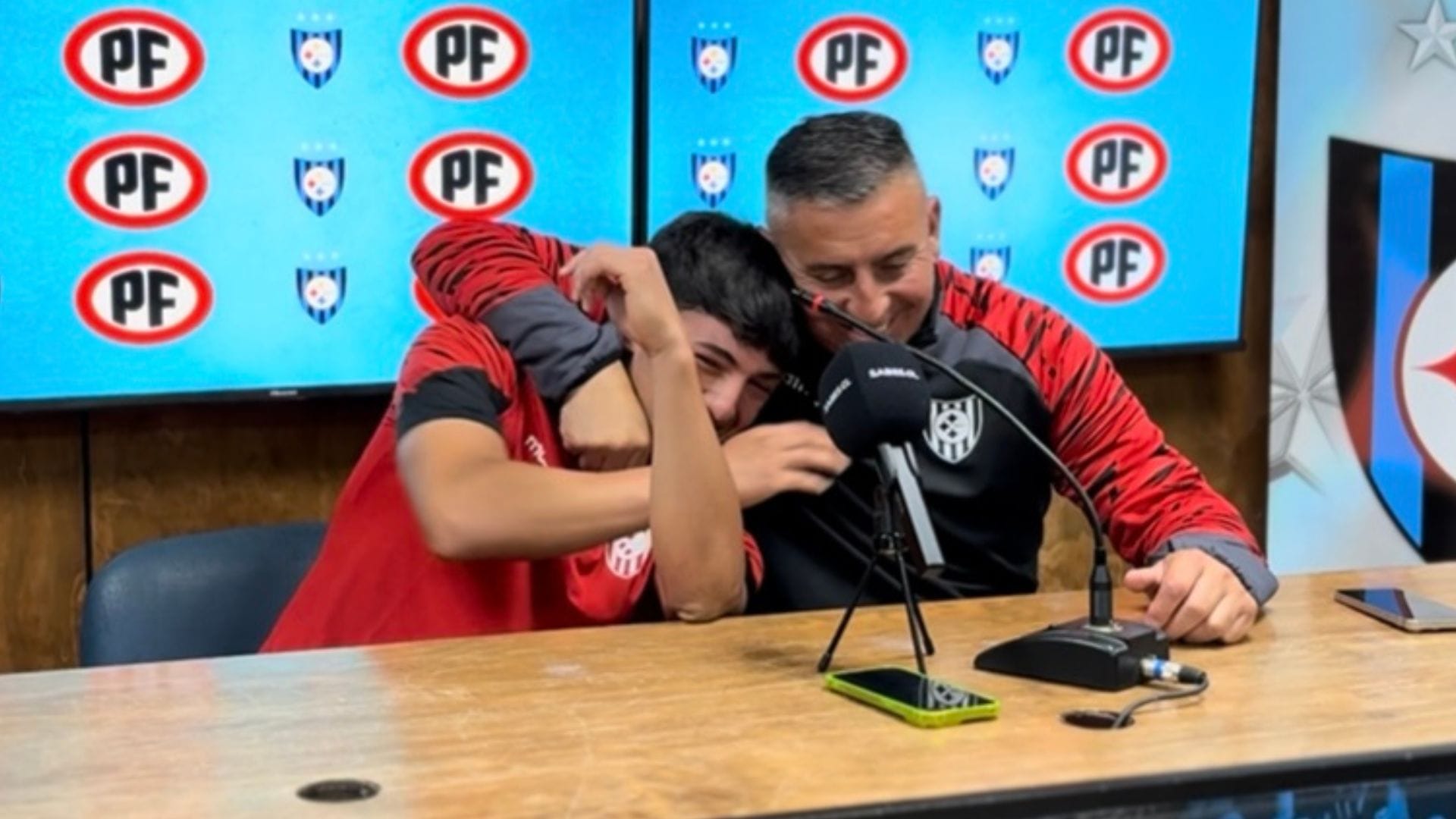 El divertido momento que protagonizó Jaime García con el joven Lucas Velásquez en Huachipato