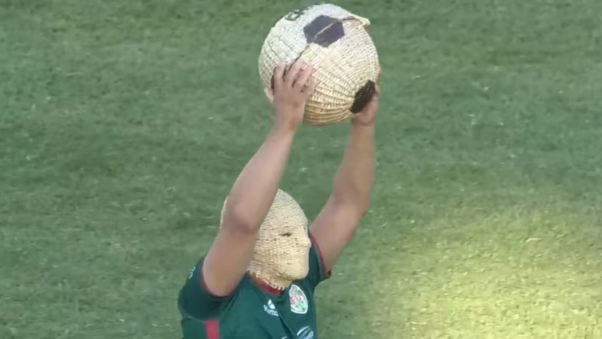 El fenómeno Mimbreman: El superhéroe que se hizo famoso ayer ante Universidad de Chile
