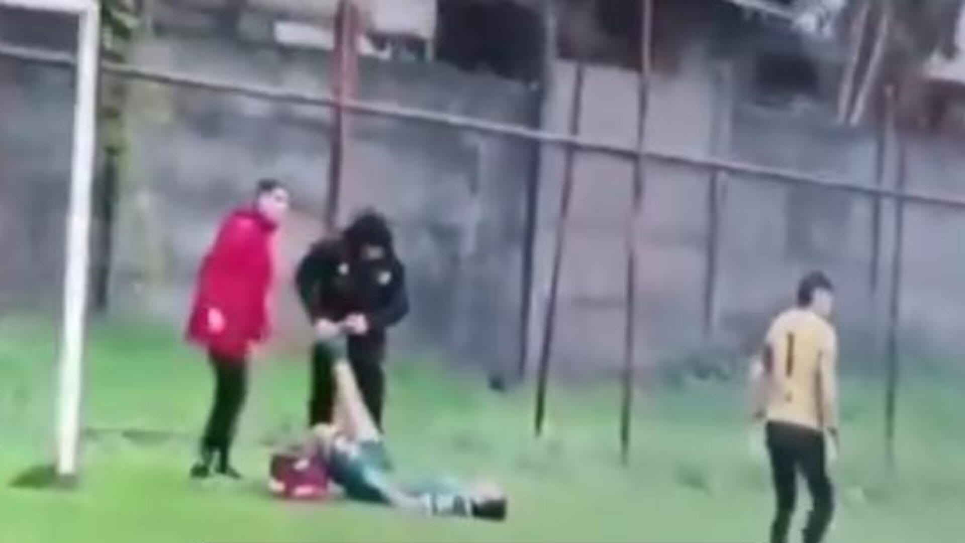 Vergüenza en la Tercera División A del fútbol chileno por no tener camillas: Jugador tuvo que salir como un cordero