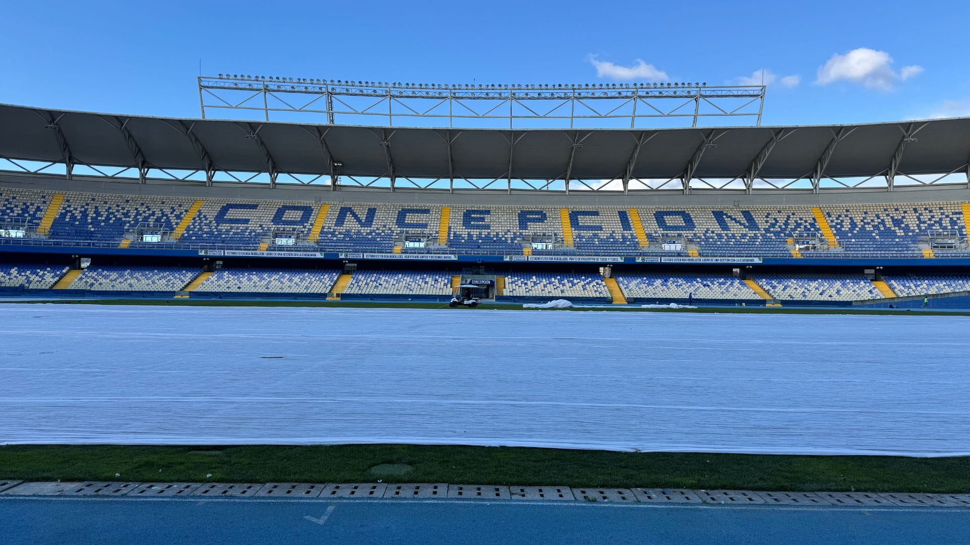 ¿Para qué es? La curiosa manta que apareció en la cancha del Ester Roa de Concepción