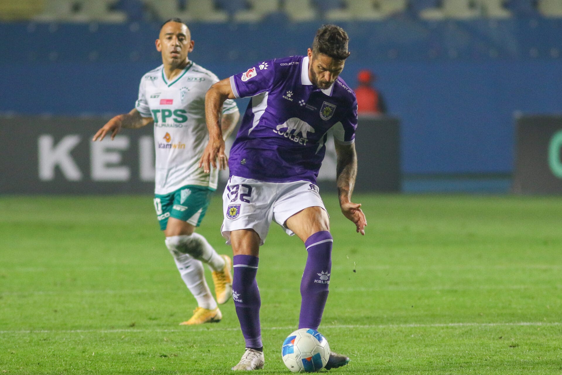 Joaquín Larrivey y el guiño al césped del Ester Roa tras el empate de Deportes Concepción