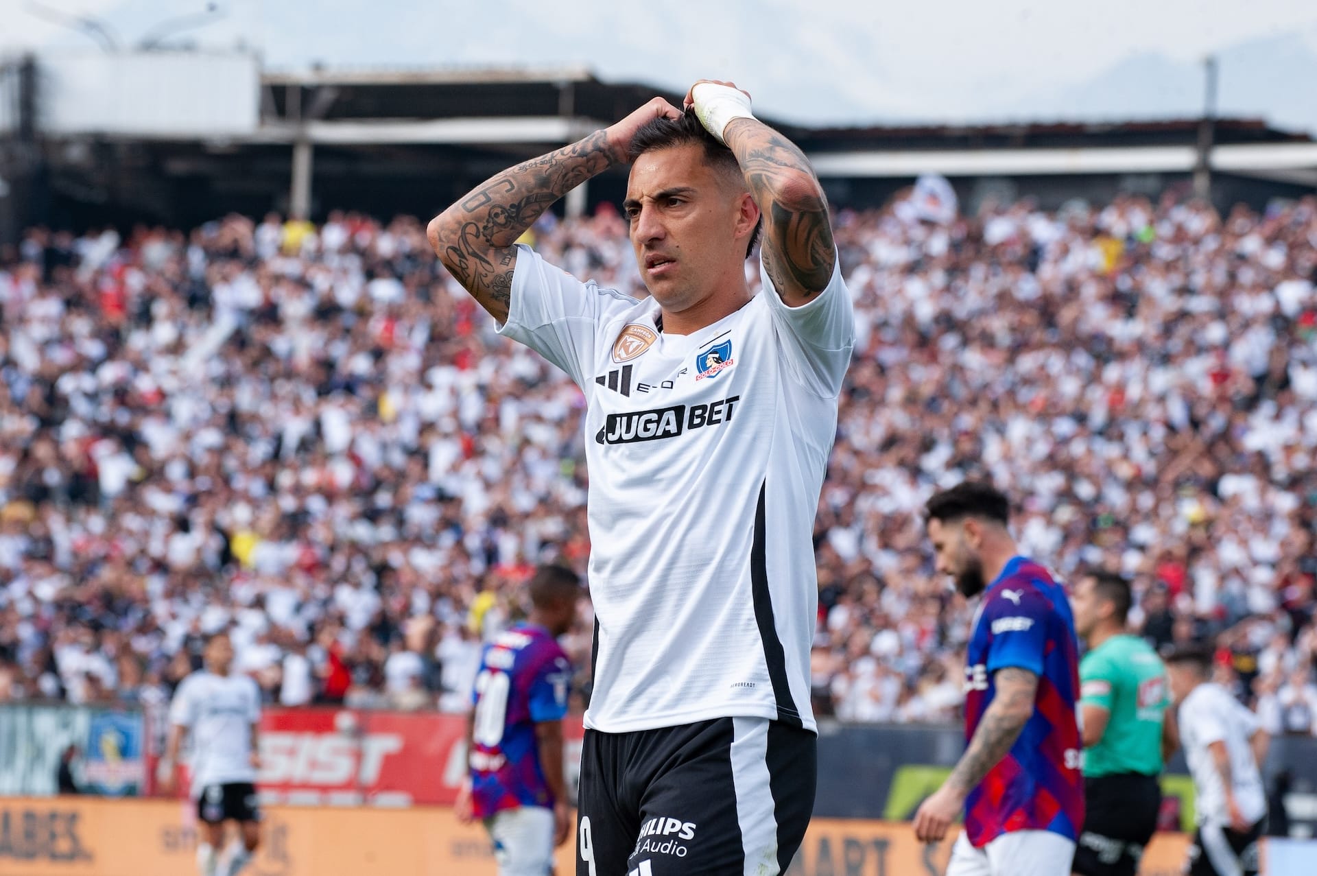 ¿Sin DT y sin estadio? Colo Colo vive una pesadilla total en el fútbol chileno: lapidario informe tras goleada de la UC