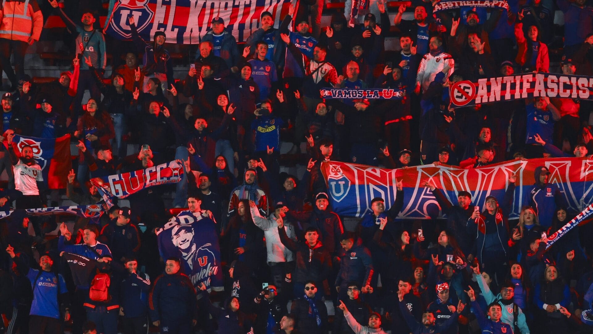 ¡Tragedia en Argentina! Hincha se lanza al vacío y cancelan duelo de Independiente y Universidad de Chile