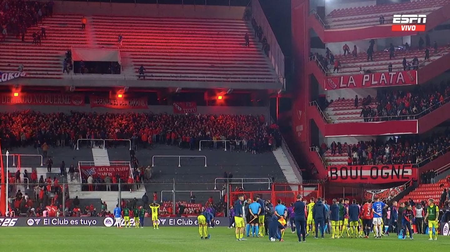 Hinchas de Universidad de Chile e Independiente protagonizan graves incidentes en la Sudamericana