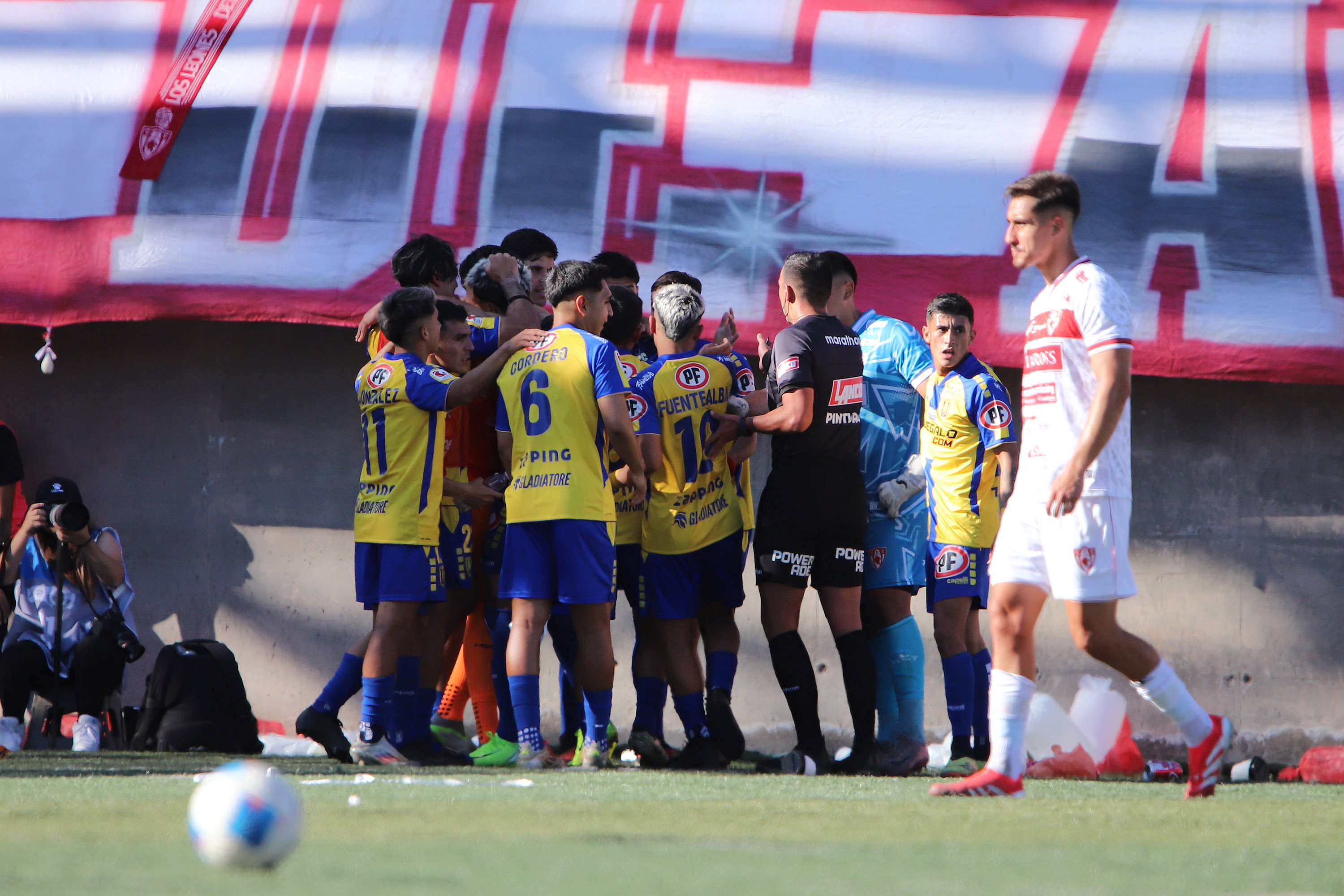Deportes Copiapó vs Universidad de Concepción: un futbolista fue detenido por Carabineros tras batalla campal en el campo de juego