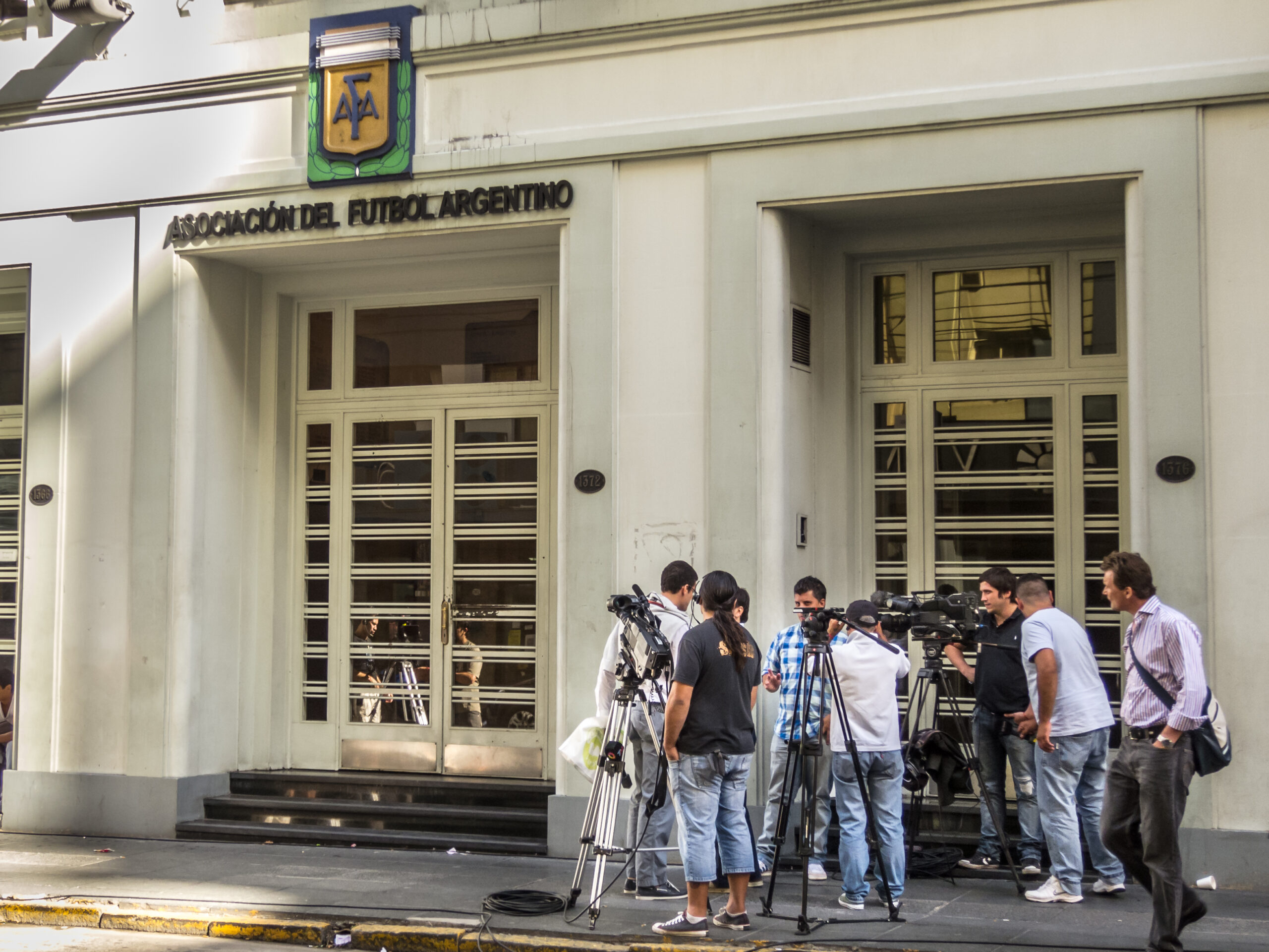 ¿Cae el imperio? La AFA y una decena de clubes de Argentina son allanados por causa con la justicia