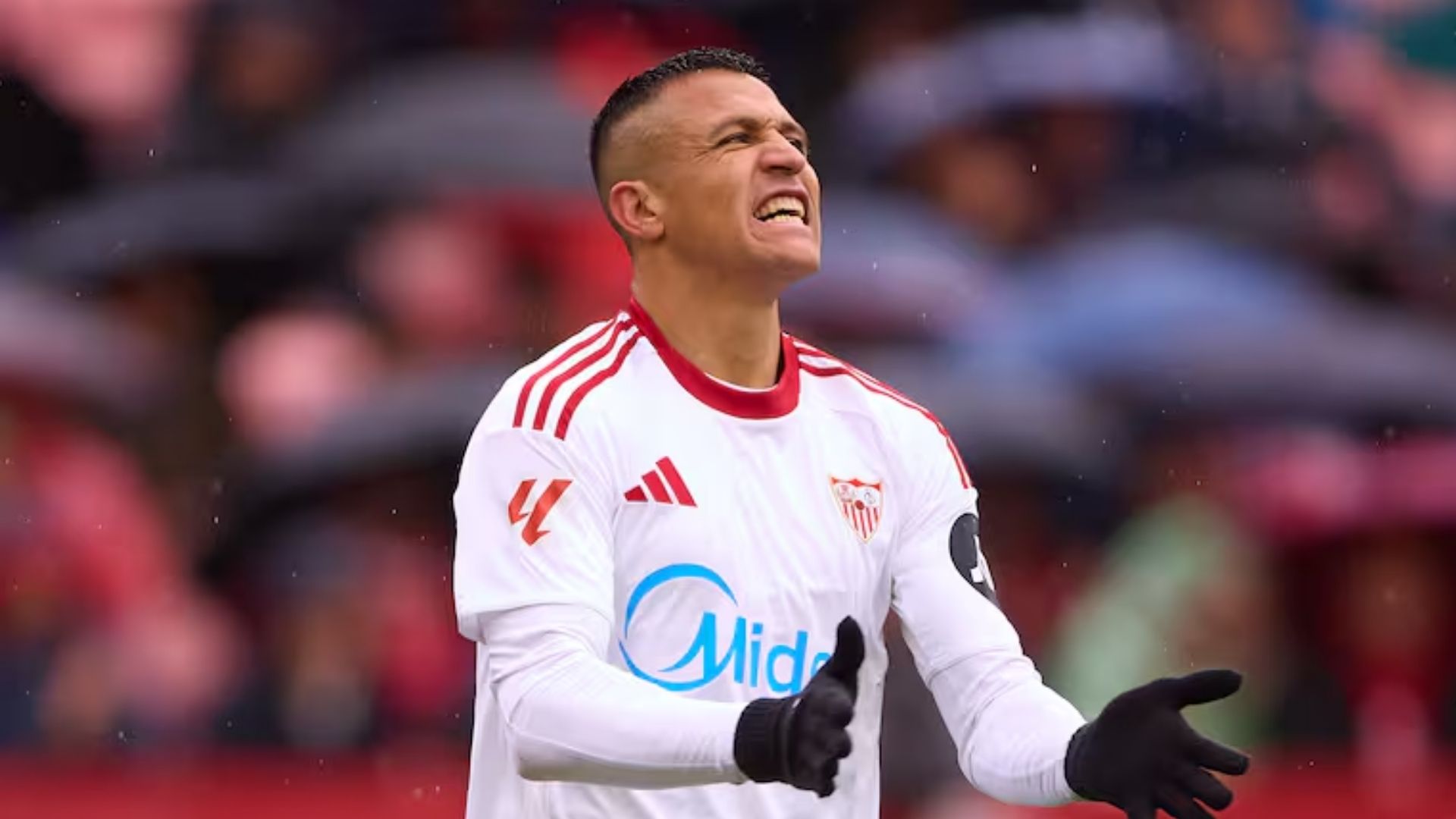 ¿Vuelve al fútbol chileno?: aseguran que Alexis Sánchez tiene sus días contados en Sevilla