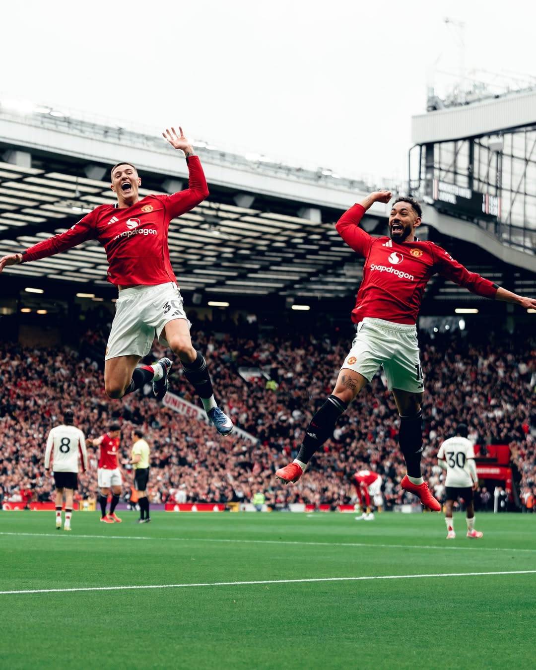 Manches United derrota a Liverpool en clásico inglés y asegura su regreso a Champions League