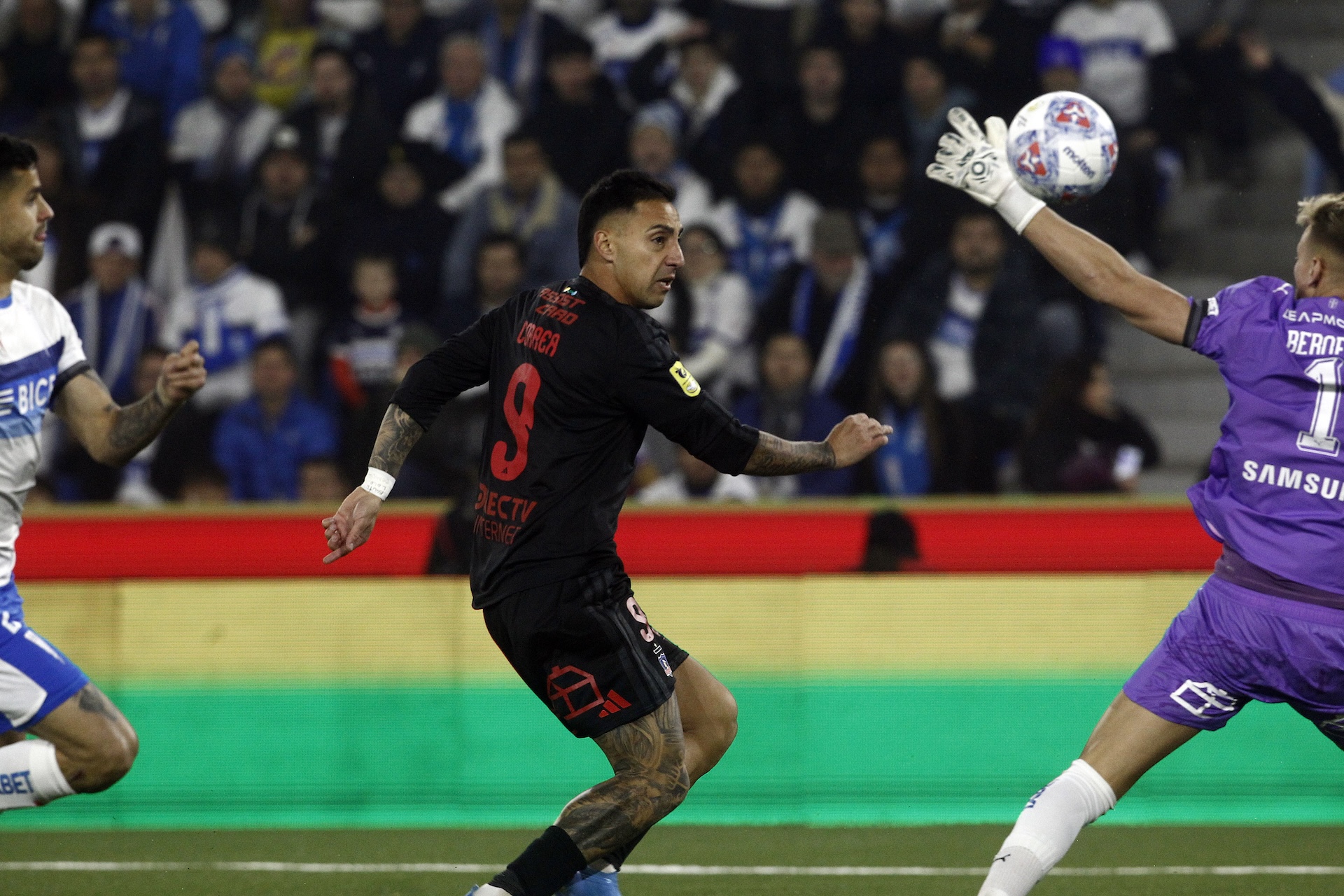 El autogol de Arturo Vidal, la pelea de Vicente Bernedo y el doblete de Javier Correa encienden el clásico entre Universidad Católica y Colo Colo