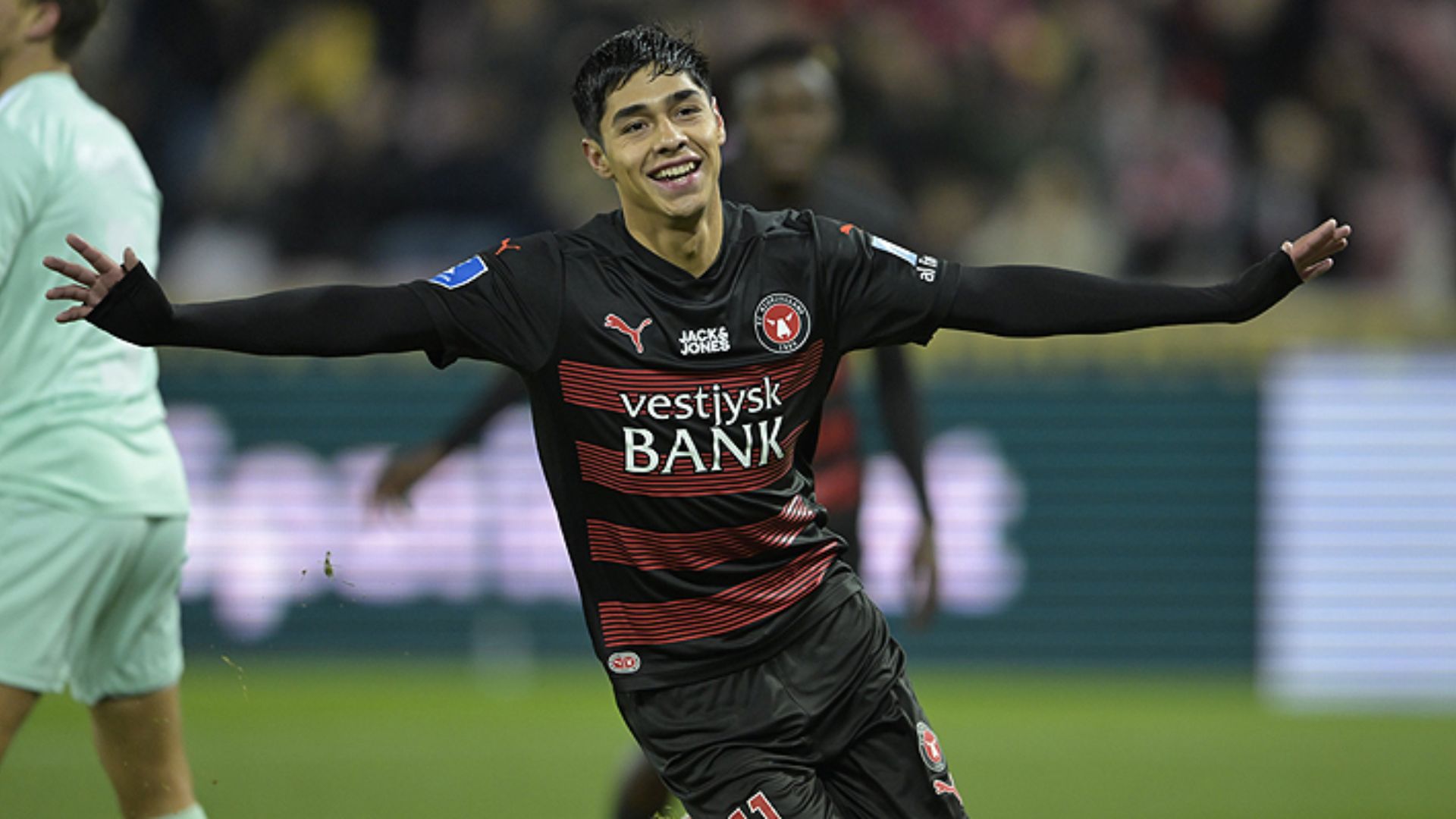 Darío Osorio se luce con un golazo en Dinamarca y mantiene en la pelea al Midtjylland
