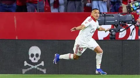 Imagen de Mercado de pases: Alexis Sánchez seguiría en el Sevilla para la temporada 2027
