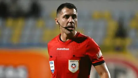 Chileno Cristian Garay recibirá millonaria cifra por arbitrar partido clave en el Mundial 2026