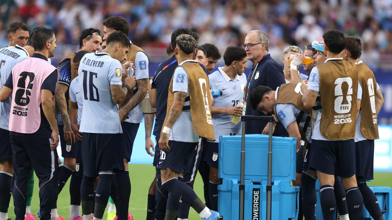 La formación que Marcelo Bielsa alista para mantener vivo el sueño mundialista de Uruguay ante España