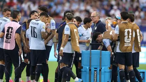 La formación que Marcelo Bielsa alista para mantener vivo el sueño mundialista de Uruguay ante España
