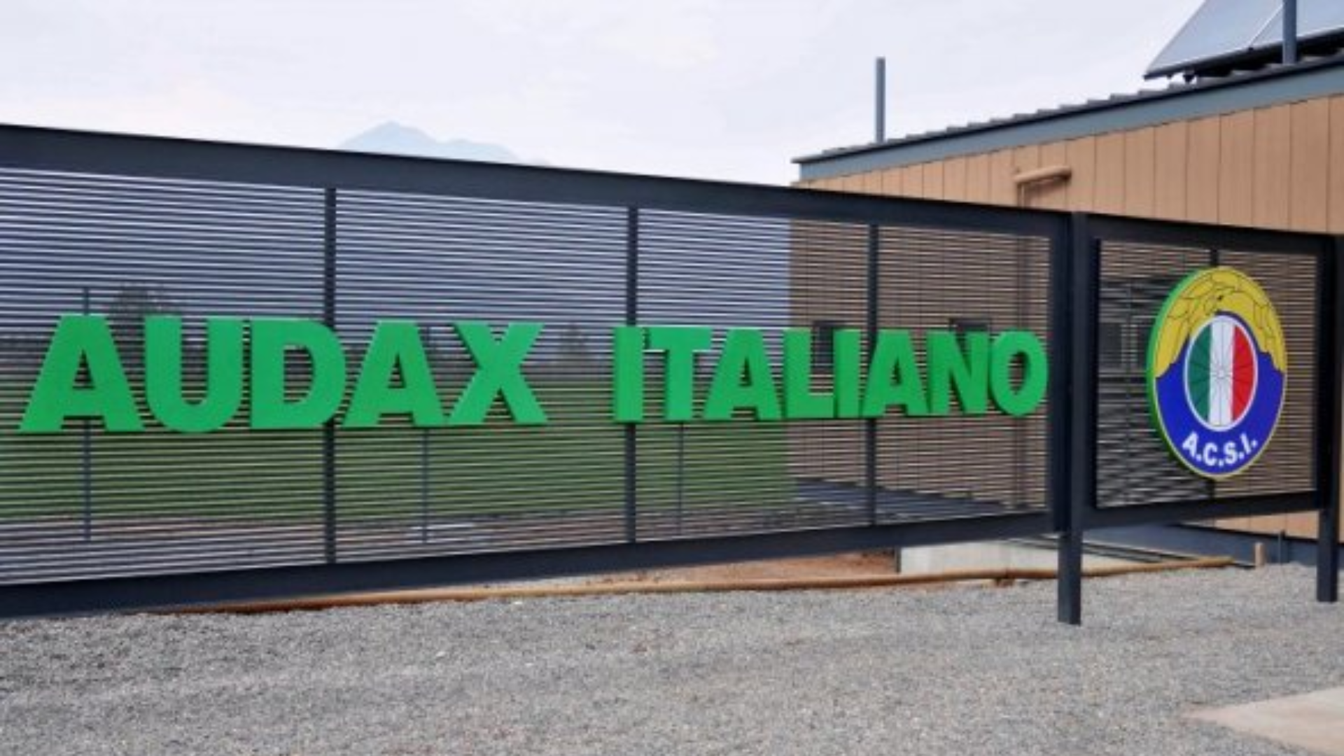 Delincuentes ingresan a la fuerza a complejo deportivo de Audax Italiano: Robo habría sido millonario
