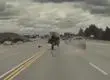 Vehículo sale “volando” tras ser impactado por llanta que se soltó desde una camioneta en plena autopista