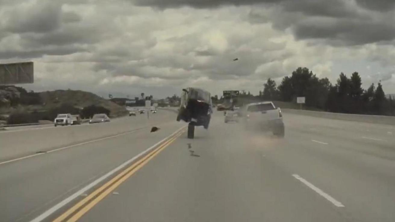 Vehículo sale “volando” tras ser impactado por llanta que se soltó desde una camioneta en plena autopista