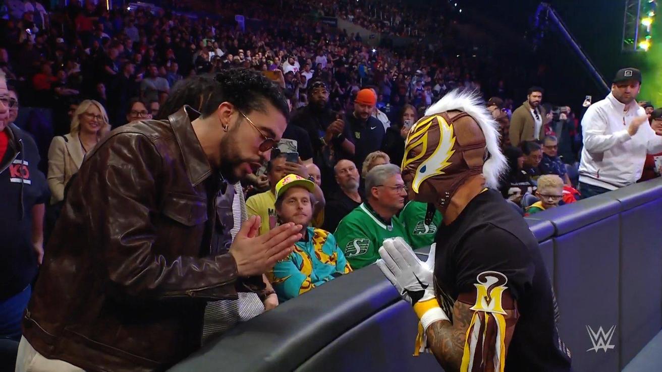 Rompen mesa de transmisión de WWE con Bad Bunny