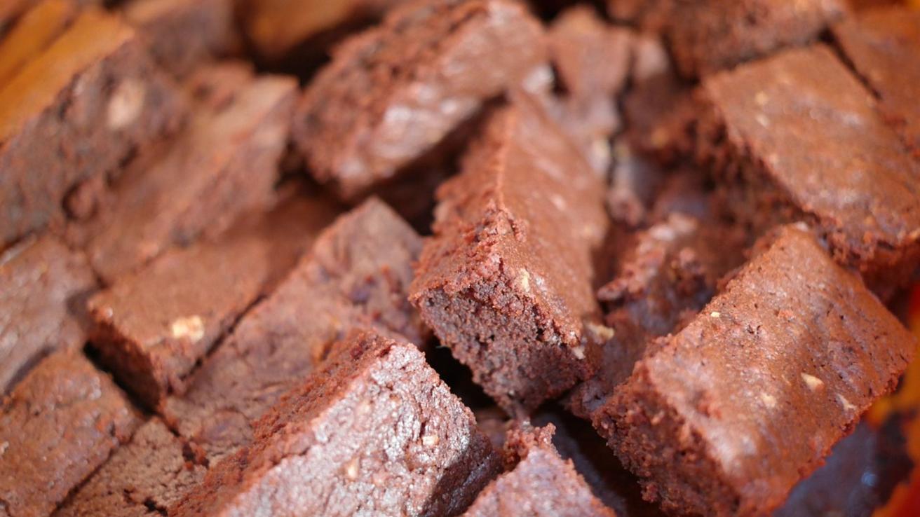 Niña de 13 años llevó brownies con marihuana a la escuela y le convidó a compañeros: Terminaron intoxicados