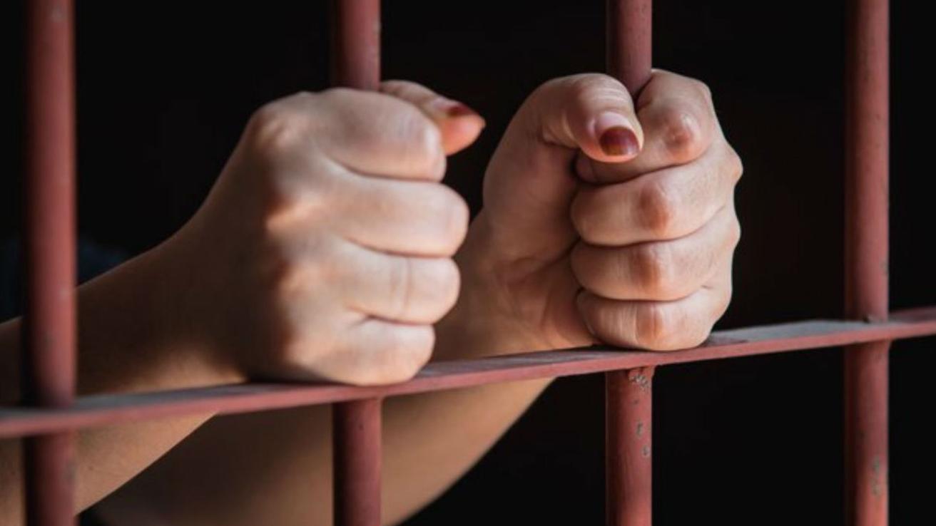 Trató de matar a su hijo prendiéndole fuego mientras dormía: Justicia la condenó